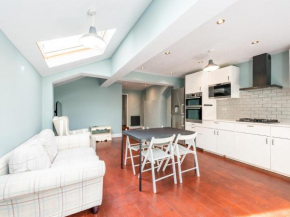 Pass the Keys Shepherd's Bush Sunny Gem Apartment